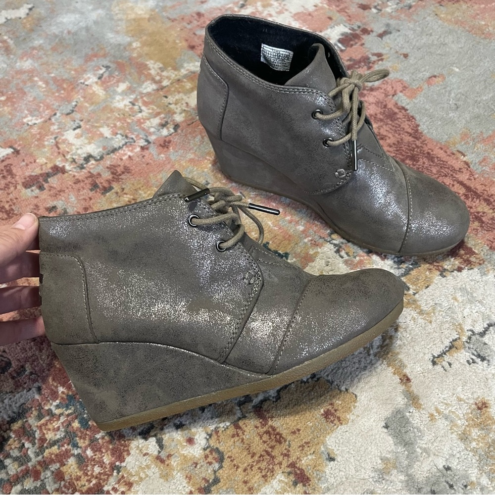 Toms - Metallic Lace Up Desert Wedge Ankle Bootie 7.5